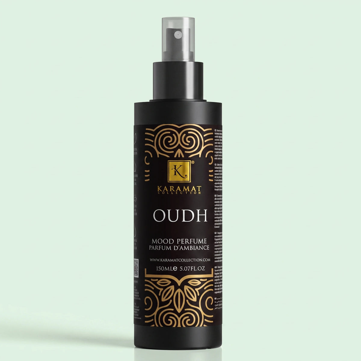Oudh – Spray d'Ambiance 150 ml Karamat, flacon noir au motif doré, sur fond vert pâle.