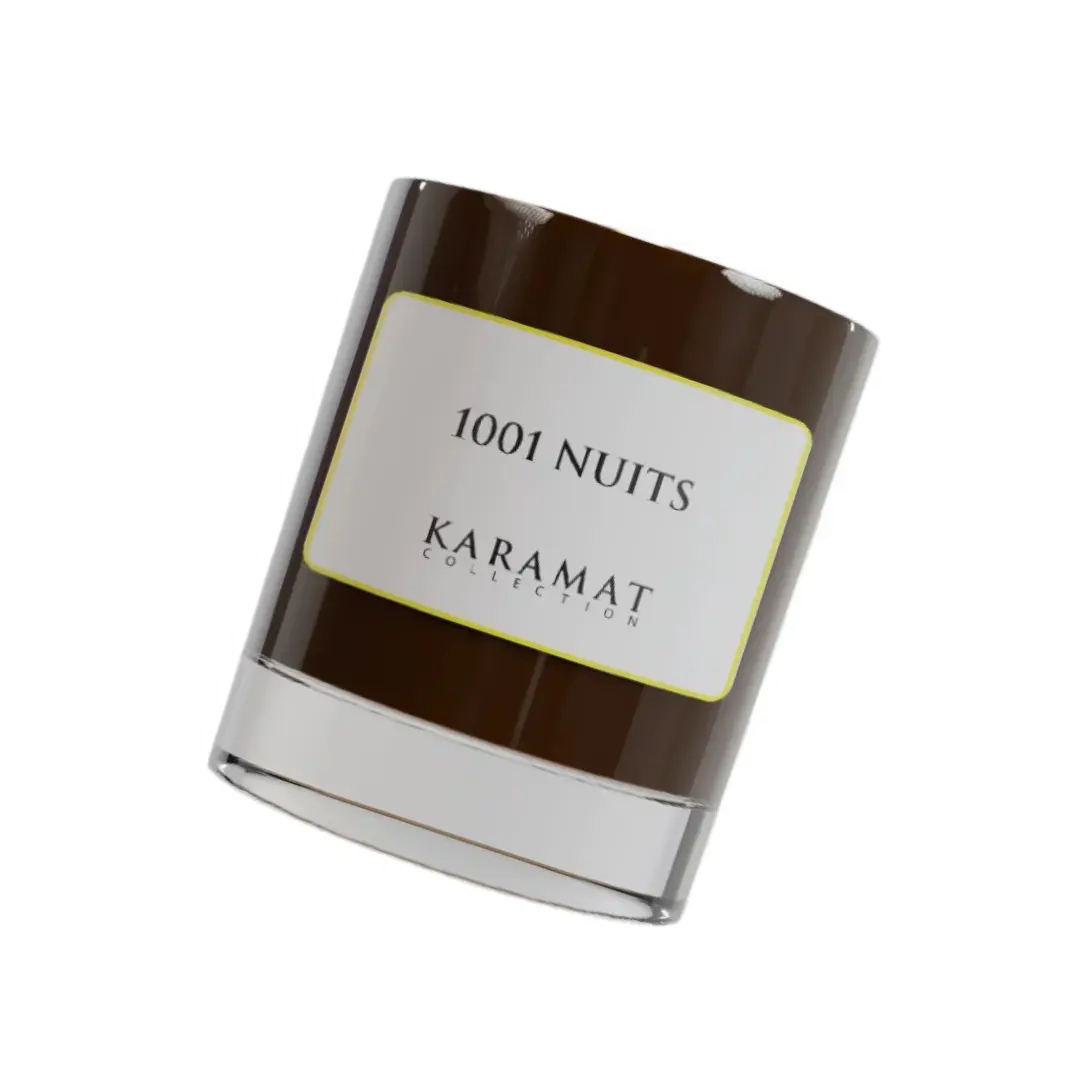 Bougie parfumée 1001 Nuits Karamat Collection, verre ambré et étiquette crème, sur fond crème.