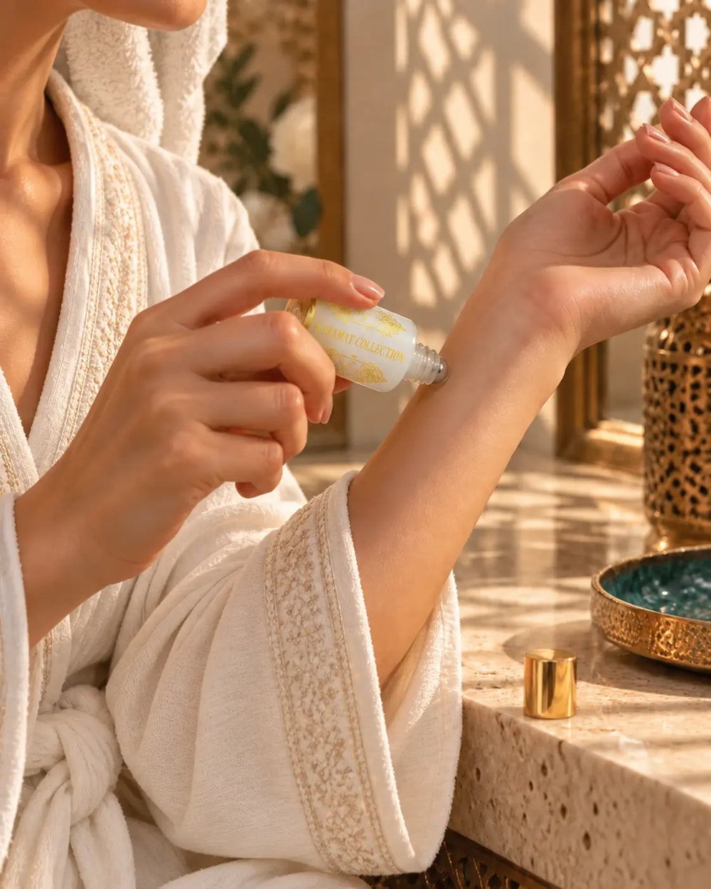 Application du parfum concentré Musc Tahara sur le poignet