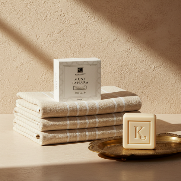 Boîte du savon Musc Tahara 125 g Karamat sur serviettes de hammam