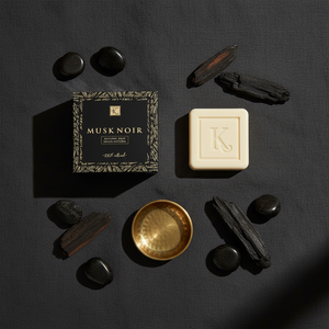 Savon de musc noir 125 g Karamat à plat avec bois fumé et pierres noires