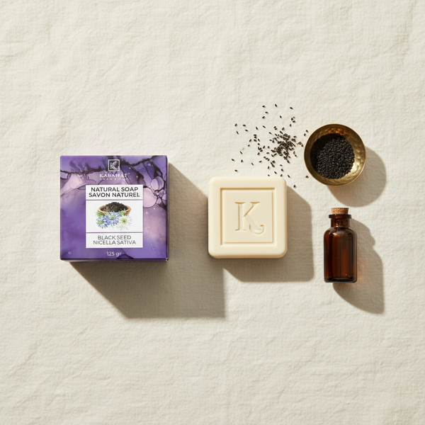 Savon à l'huile de nigelle 125 g Karamat à plat avec graines de nigelle