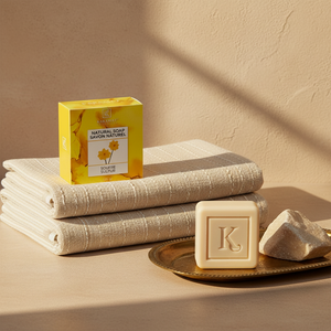Boîte du savon au soufre 125 g Karamat sur serviettes de hammam