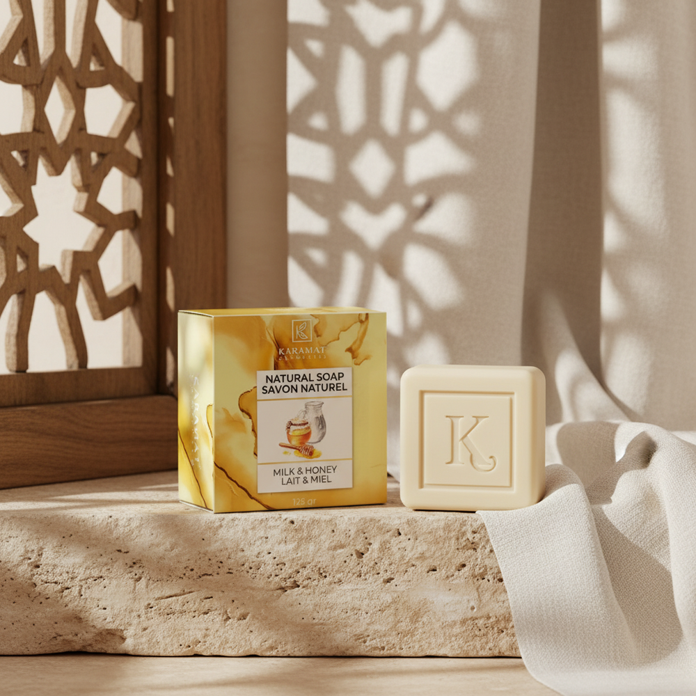 Savon naturel au lait et miel 125 g Karamat et sa boîte sur travertin