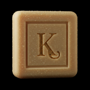 Gros plan du savon au lait et miel 125 g Karamat gravé du K