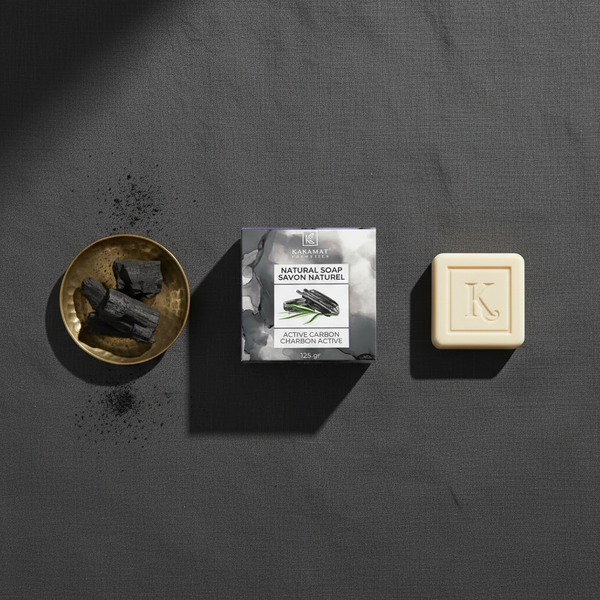 Savon au charbon actif 125 g Karamat à plat avec morceaux de charbon