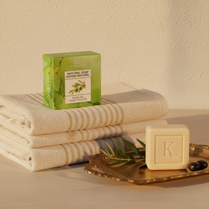 Boîte du savon à l'huile d'olive 125 g Karamat sur serviettes de hammam