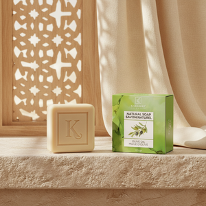 Savon naturel à l'huile d'olive 125 g Karamat et sa boîte sur travertin