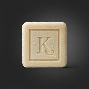 Gros plan du savon au concombre 125 g Karamat gravé du K, gouttes d'eau