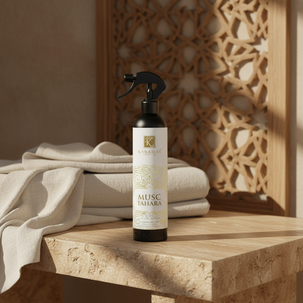 Spray d'ambiance 500 ml Black Edition Karamat sur une console en travertin