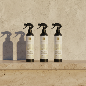 Trois flacons Spray d'ambiance Musc Tahara 500 ml Karamat alignés