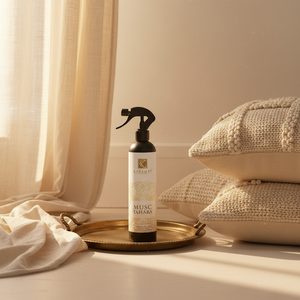 Spray d'ambiance Musc Tahara 500 ml Karamat près de rideaux et coussins