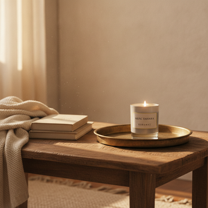 Bougie parfumée Musc Tahara Karamat allumée dans un salon