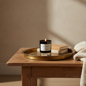 Bougie parfumée Oud Royal Karamat allumée dans un salon