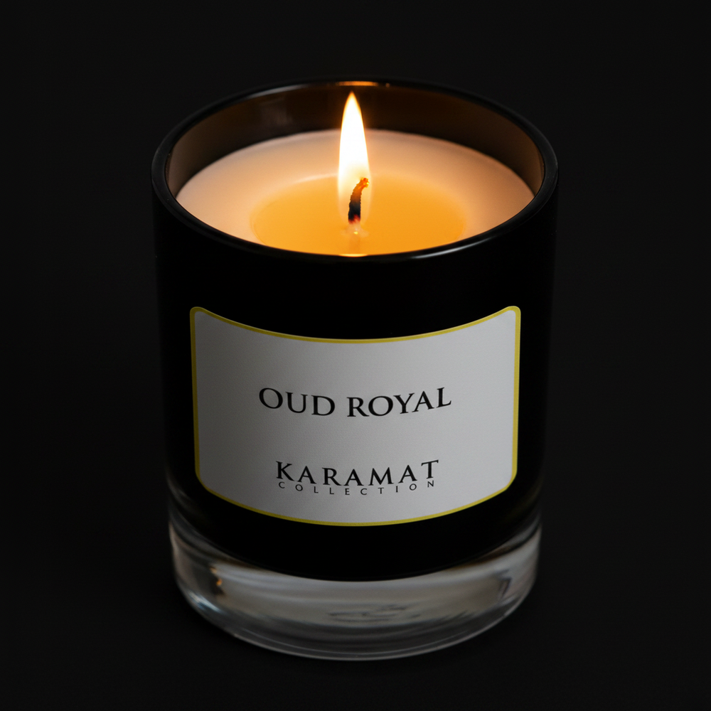 Bougie parfumée Oud Royal Karamat allumée sur une console en travertin