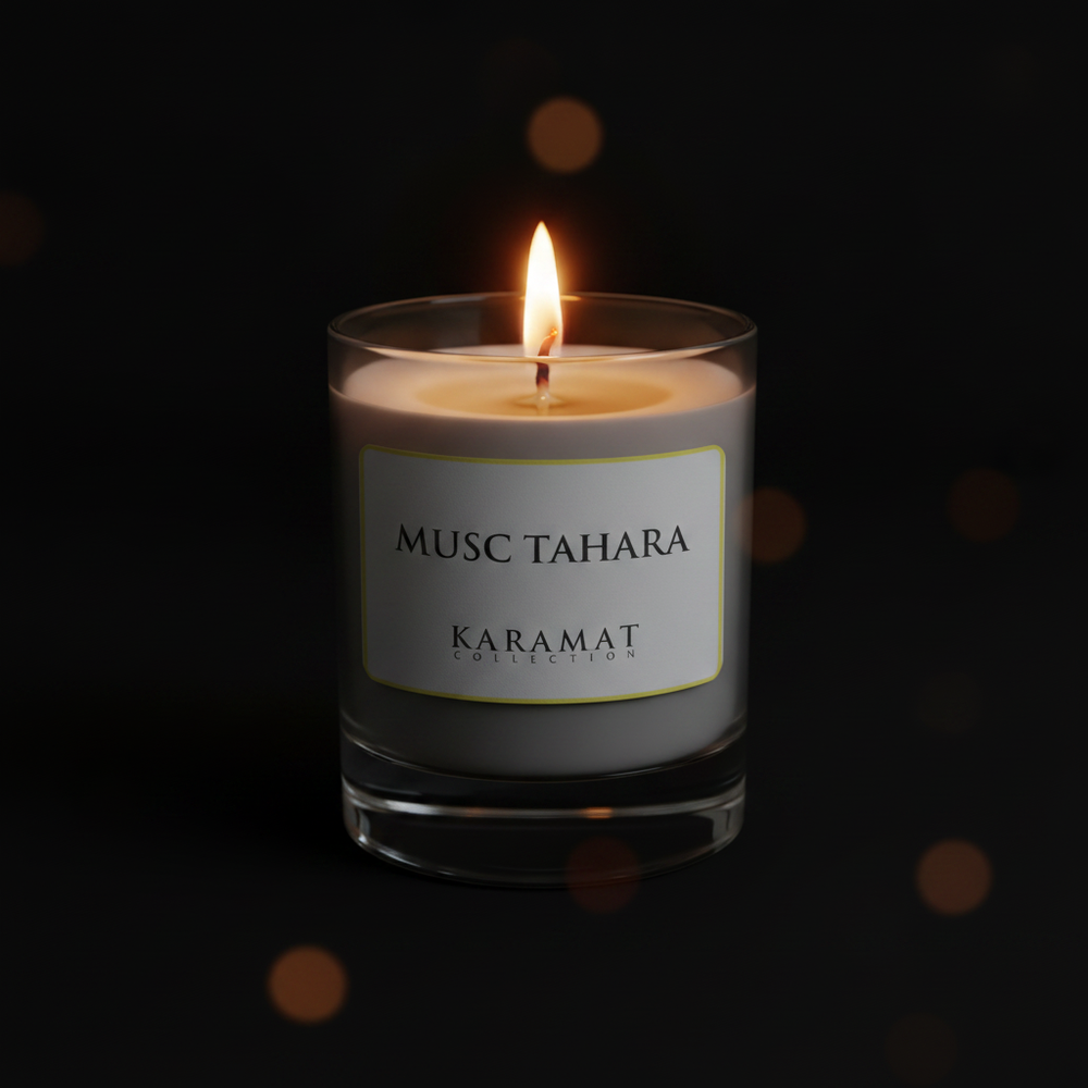 Bougie parfumée Musc Tahara Karamat allumée sur une console en travertin