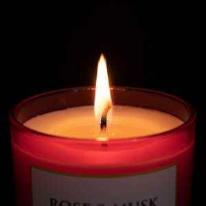 Flamme de la bougie parfumée Rose & Musk Karamat en gros plan