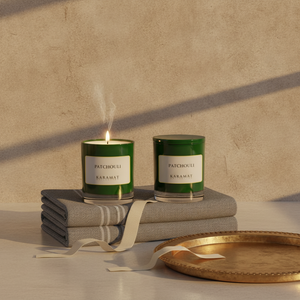 Deux bougies parfumées Patchouli Karamat présentées en cadeau