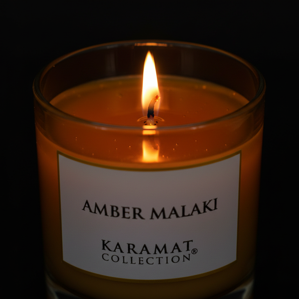 Flamme de la bougie parfumée Amber Malaki Karamat en gros plan