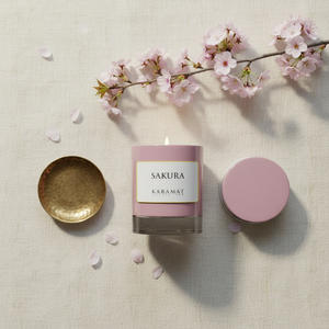 Bougie parfumée Sakura Karamat à plat avec branche de cerisier en fleurs