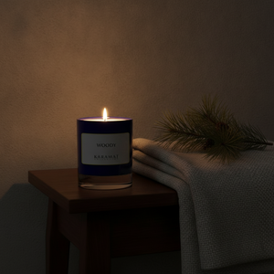 Bougie parfumée Woody Karamat allumée le soir