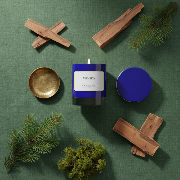 Bougie parfumée Woody Karamat à plat avec cèdre, pin et mousse