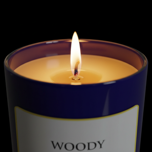 Flamme de la bougie parfumée Woody Karamat en gros plan