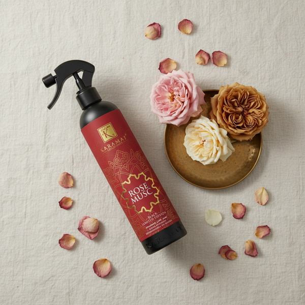Spray d'ambiance Rose Musc 500 ml Karamat à plat avec roses fraîches