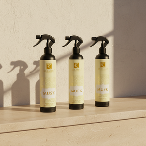 Trois flacons Spray d'ambiance Musk 500 ml Karamat alignés