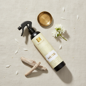 Spray d'ambiance Musk 500 ml Karamat à plat avec fleurs blanches