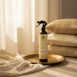 Spray d'ambiance Musk 500 ml Karamat près de rideaux et coussins