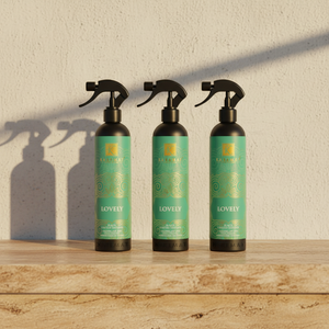 Trois flacons Spray d'ambiance Lovely 500 ml Karamat alignés