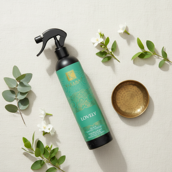 Spray d'ambiance Lovely 500 ml Karamat à plat avec fleurs blanches