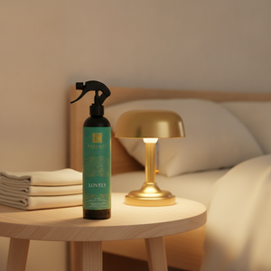 Spray d'ambiance Lovely 500 ml Karamat sur une table de chevet