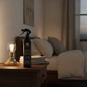 Spray d'ambiance Oud Afgano 500 ml Karamat sur une table de chevet