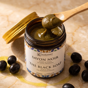 Texture onctueuse du savon noir beldi 200 ml prélevée à la spatule en bois