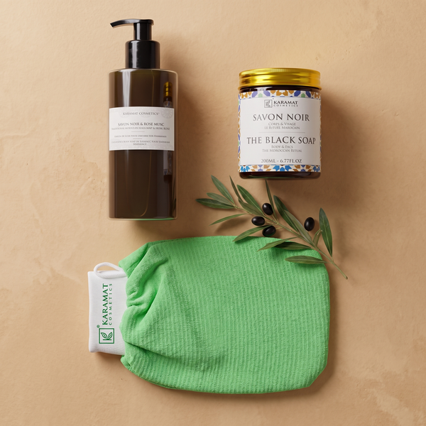 Savon noir beldi, savon noir liquide et gant kessa Karamat Collection en flat lay sur tadelakt