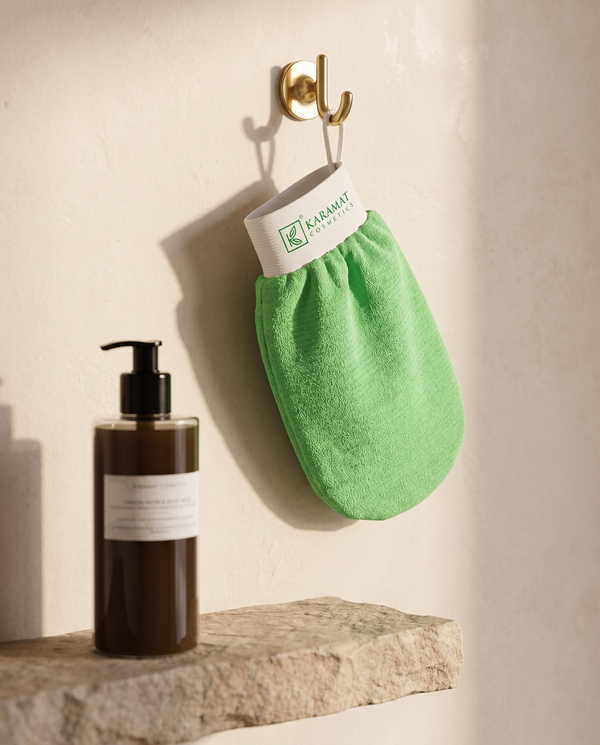 Gant kessa Karamat Cosmetics suspendu et savon noir liquide 300 ml dans une salle de bain