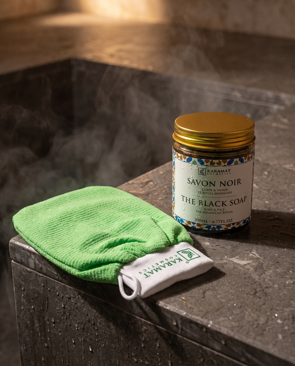 Savon noir beldi 200 ml Karamat Collection et gant kessa vert sur une pierre de hammam humide